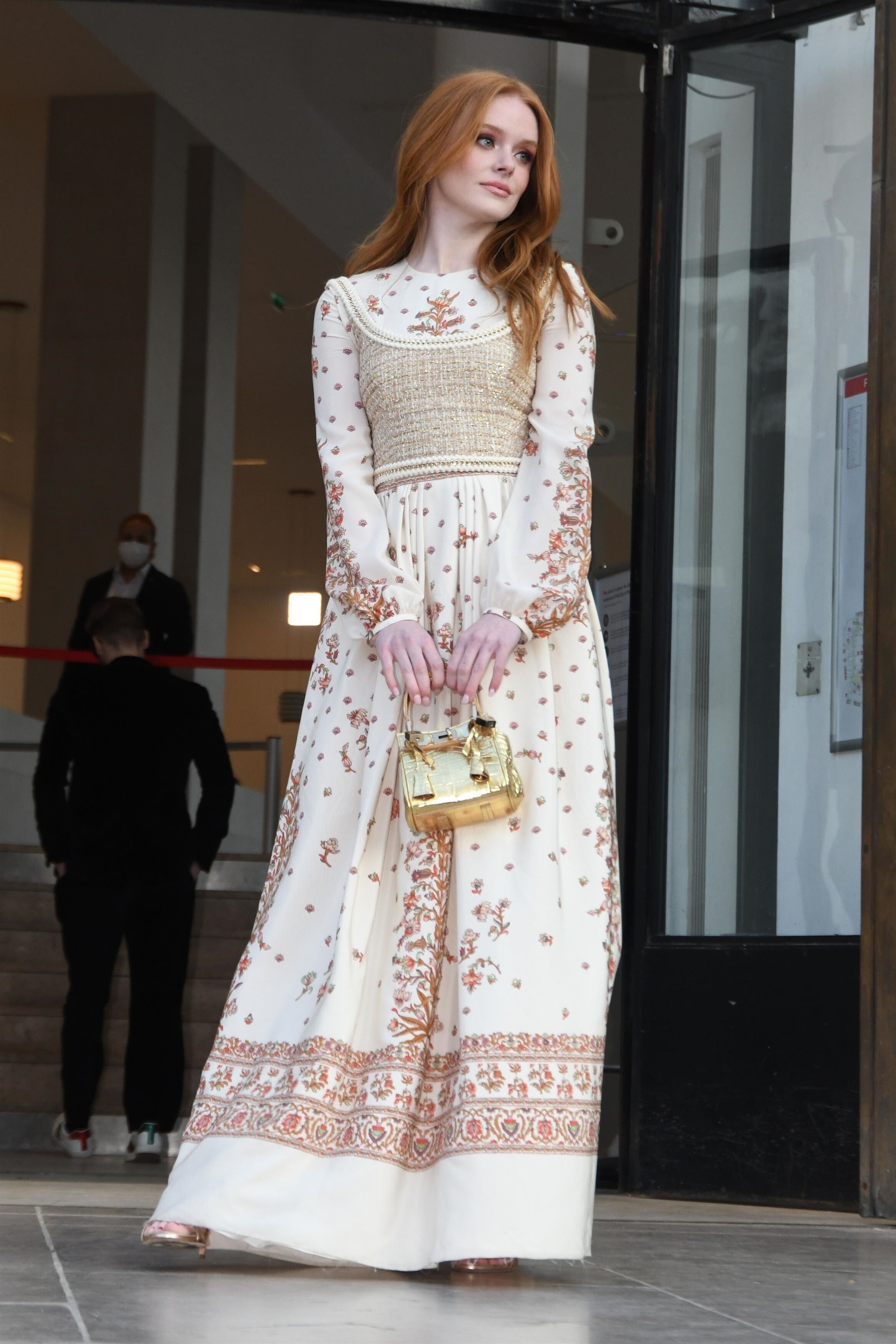 GiambattistaValliWomenswearShow_PFW_Outside_281029.jpg