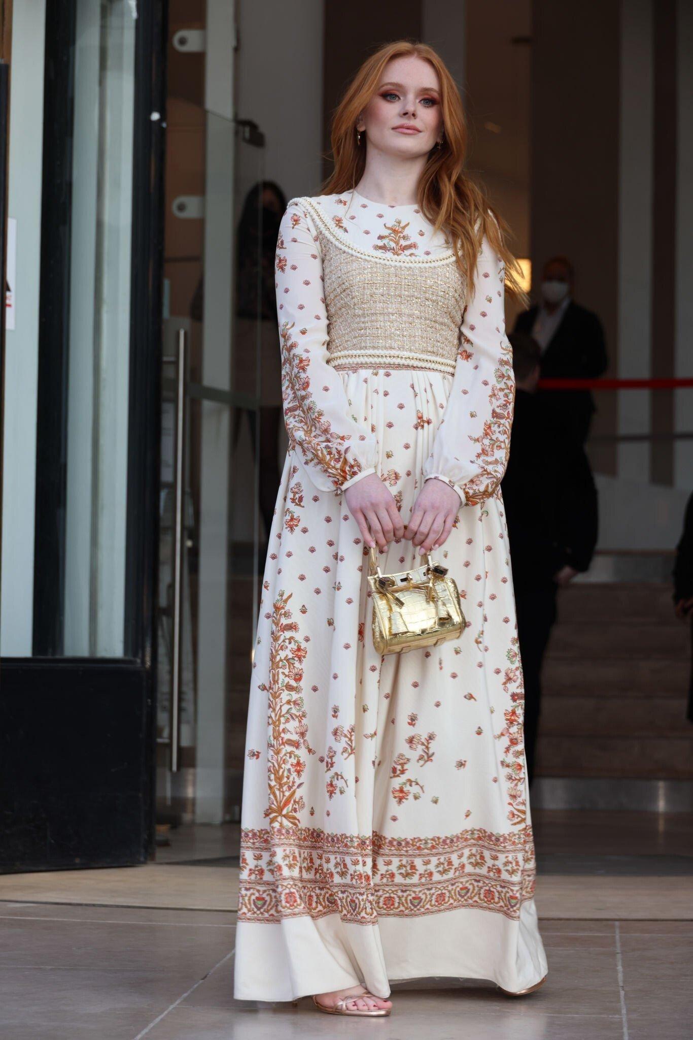 GiambattistaValliWomenswearShow_PFW_Outside_282729.jpg