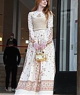 GiambattistaValliWomenswearShow_PFW_Outside_281029.jpg