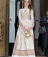 GiambattistaValliWomenswearShow_PFW_Outside_281129.jpg