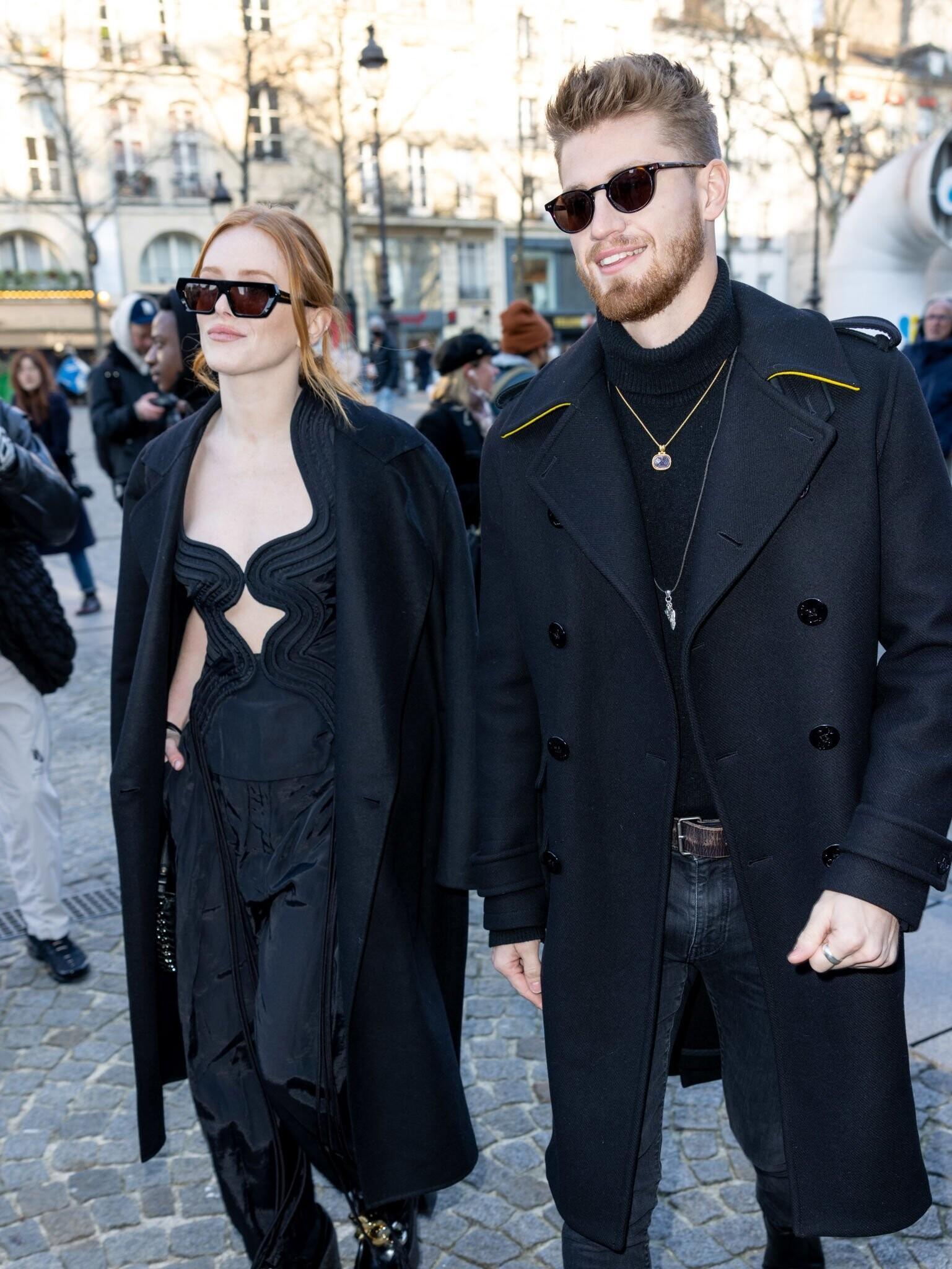 Outside_Stella_ParisFashionWeek_March2022_281529.jpg