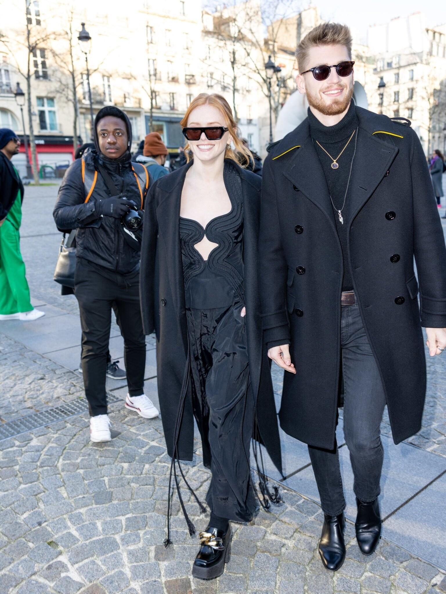 Outside_Stella_ParisFashionWeek_March2022_281629.jpg
