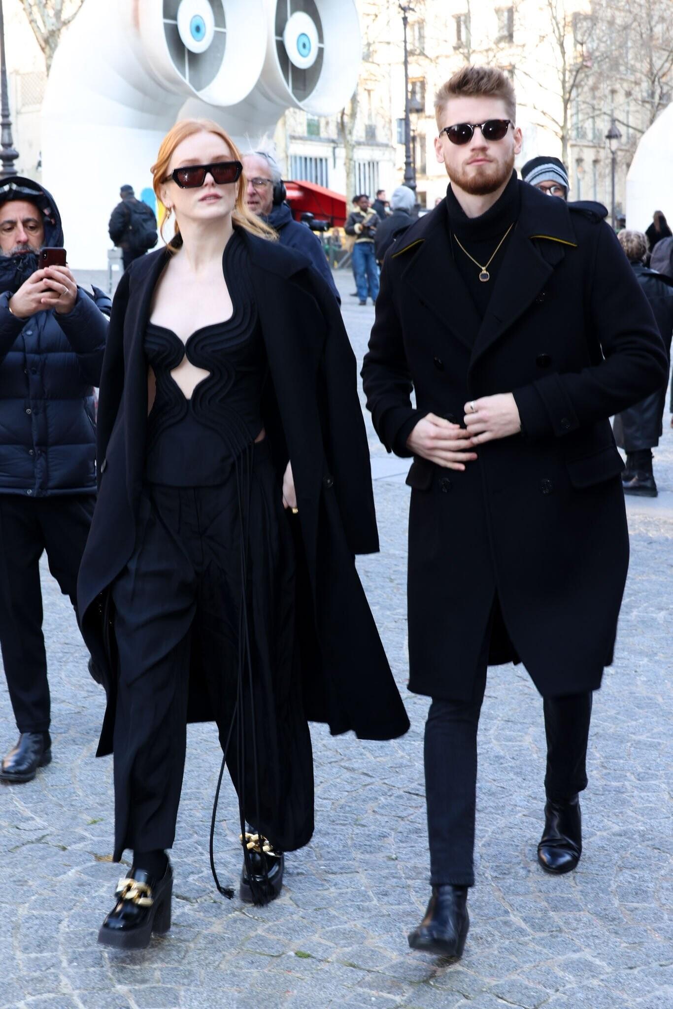 Outside_Stella_ParisFashionWeek_March2022_281829.jpg