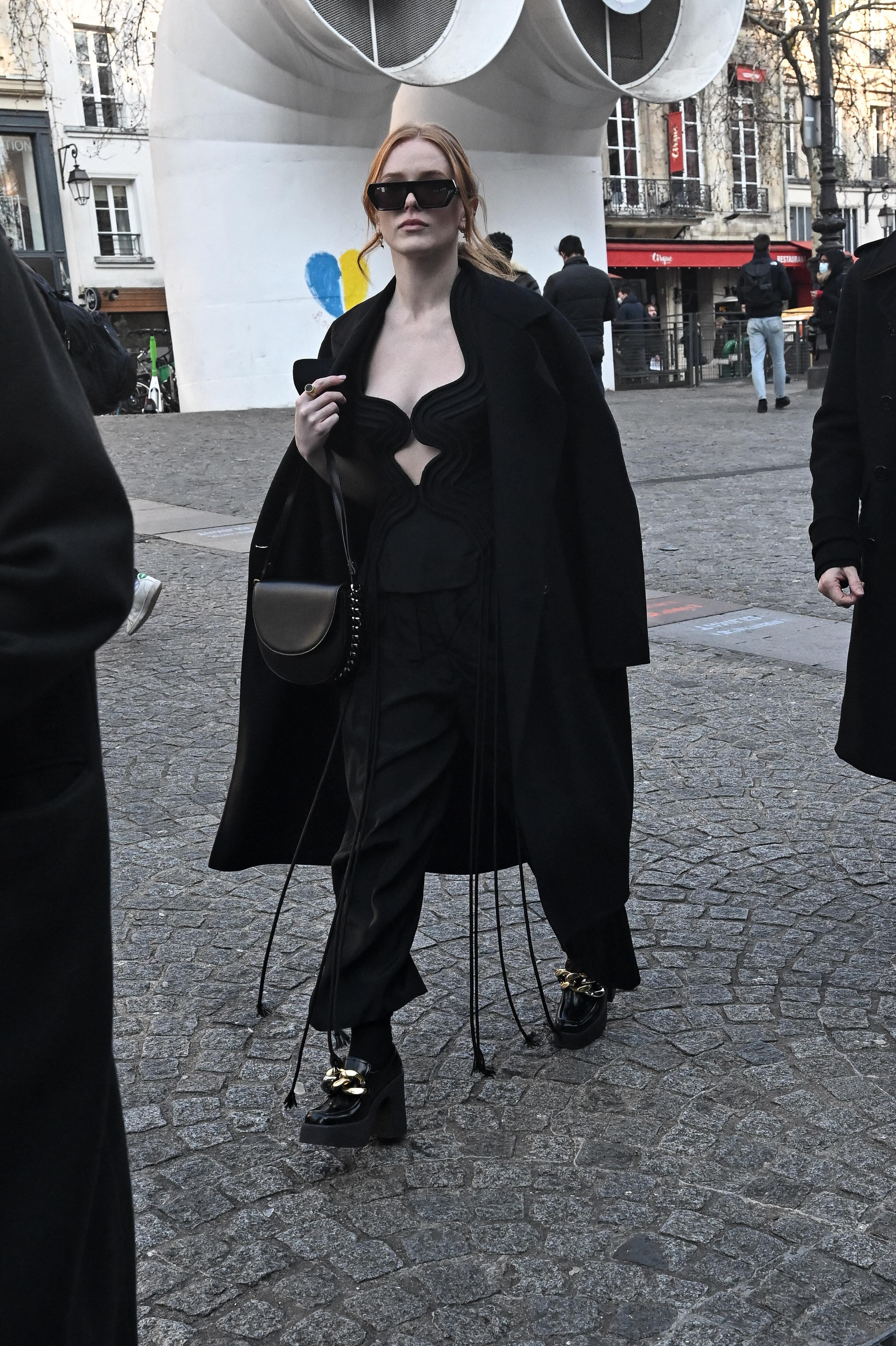 Outside_Stella_ParisFashionWeek_March2022_282229.jpg