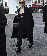 Outside_Stella_ParisFashionWeek_March2022_282229.jpg