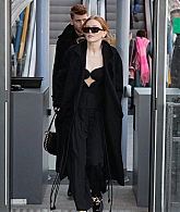 Outside_Stella_ParisFashionWeek_March2022_28729.jpg
