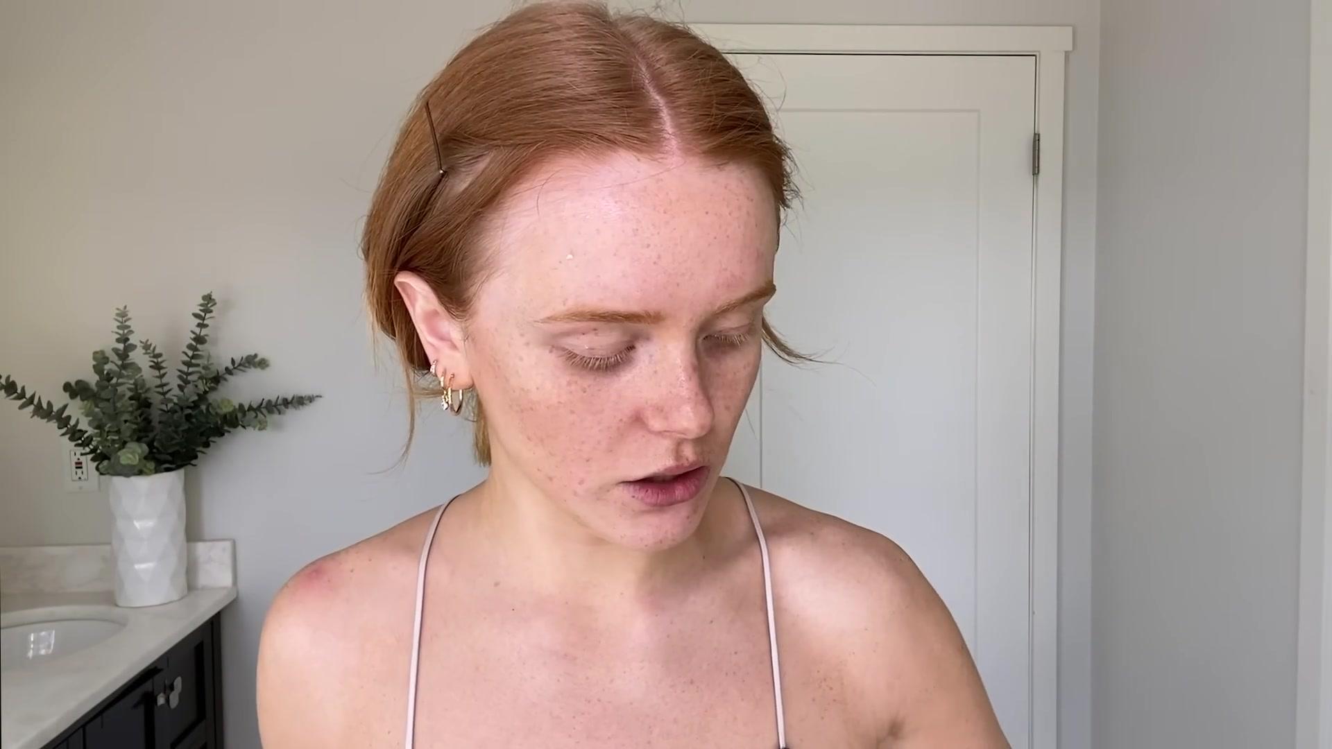Abigail_EffortlessRedLipGuideRedHairedBeauty_Vogue21_0602.jpg