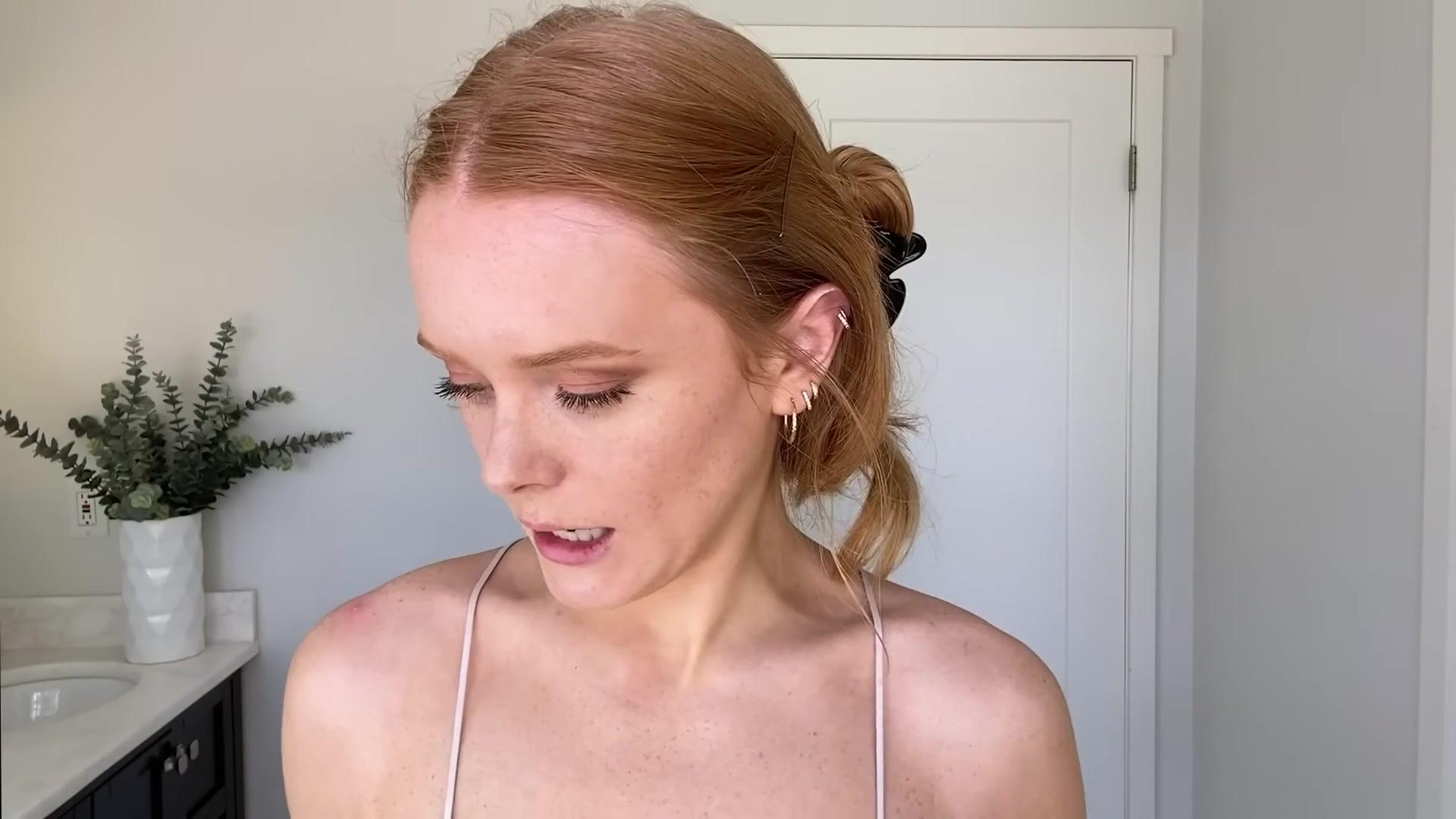 Abigail_EffortlessRedLipGuideRedHairedBeauty_Vogue21_1522.jpg
