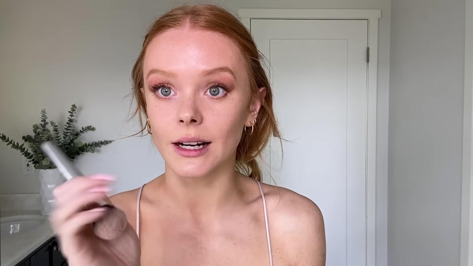 Abigail_EffortlessRedLipGuideRedHairedBeauty_Vogue21_1592.jpg