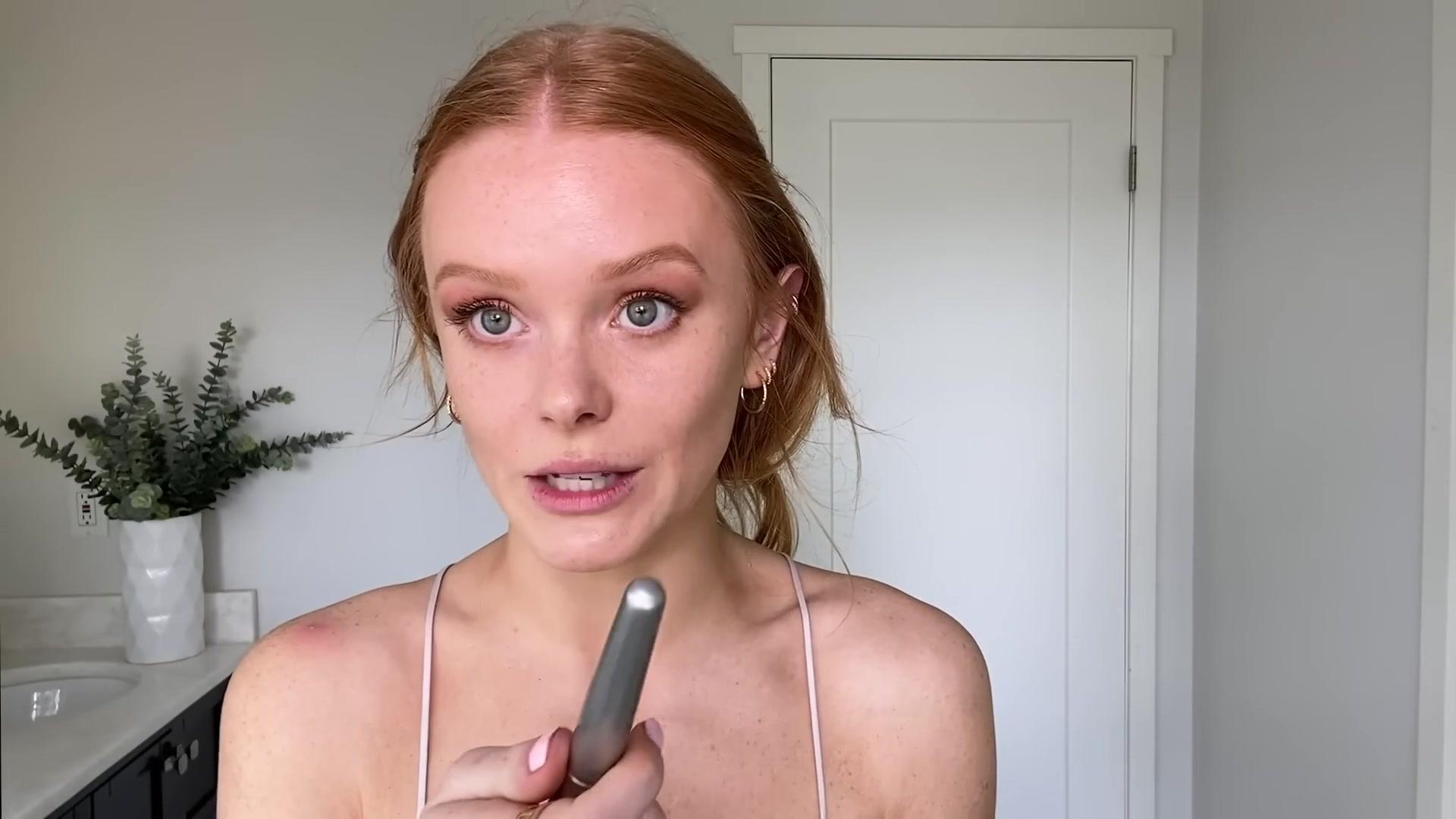 Abigail_EffortlessRedLipGuideRedHairedBeauty_Vogue21_1594.jpg