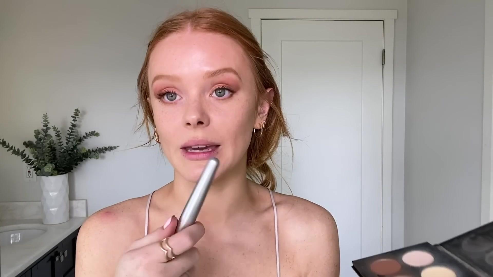 Abigail_EffortlessRedLipGuideRedHairedBeauty_Vogue21_1595.jpg