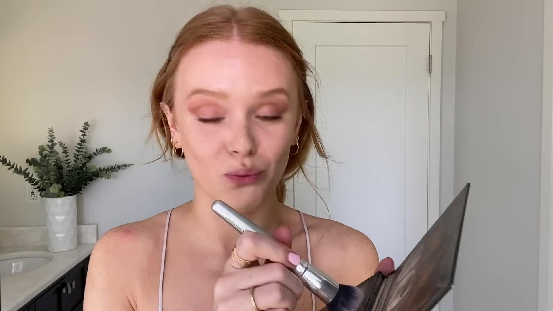 Abigail_EffortlessRedLipGuideRedHairedBeauty_Vogue21_1636.jpg