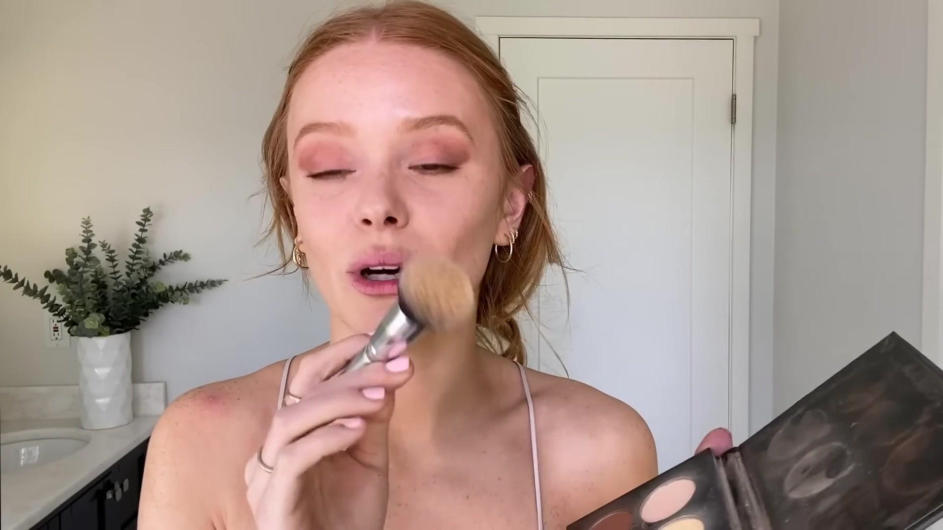 Abigail_EffortlessRedLipGuideRedHairedBeauty_Vogue21_1637.jpg