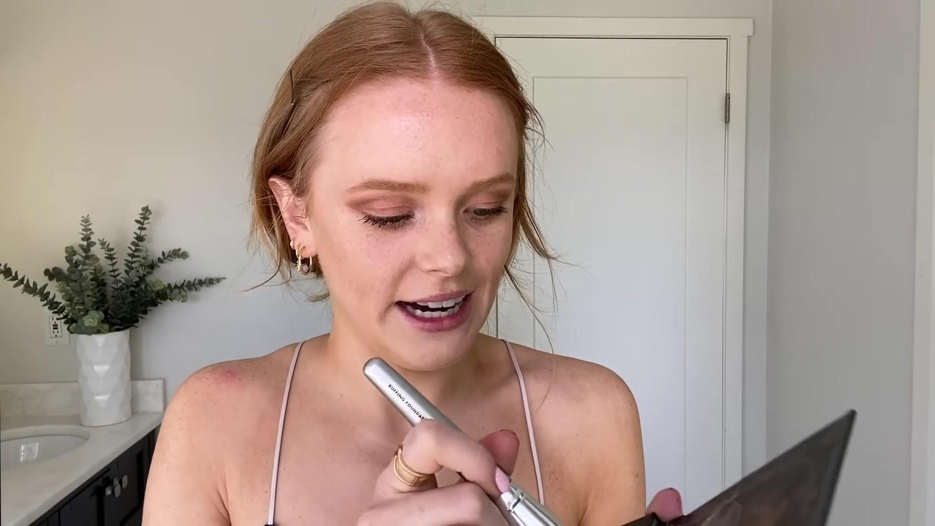 Abigail_EffortlessRedLipGuideRedHairedBeauty_Vogue21_1652.jpg