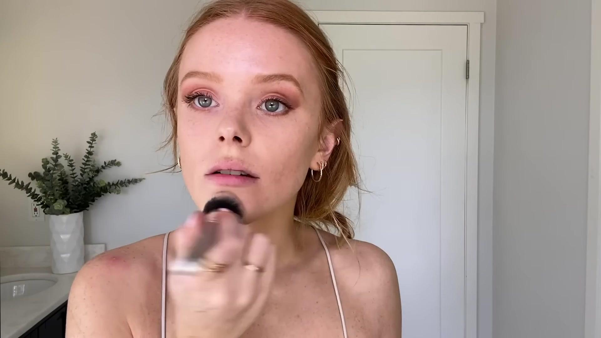 Abigail_EffortlessRedLipGuideRedHairedBeauty_Vogue21_1666.jpg