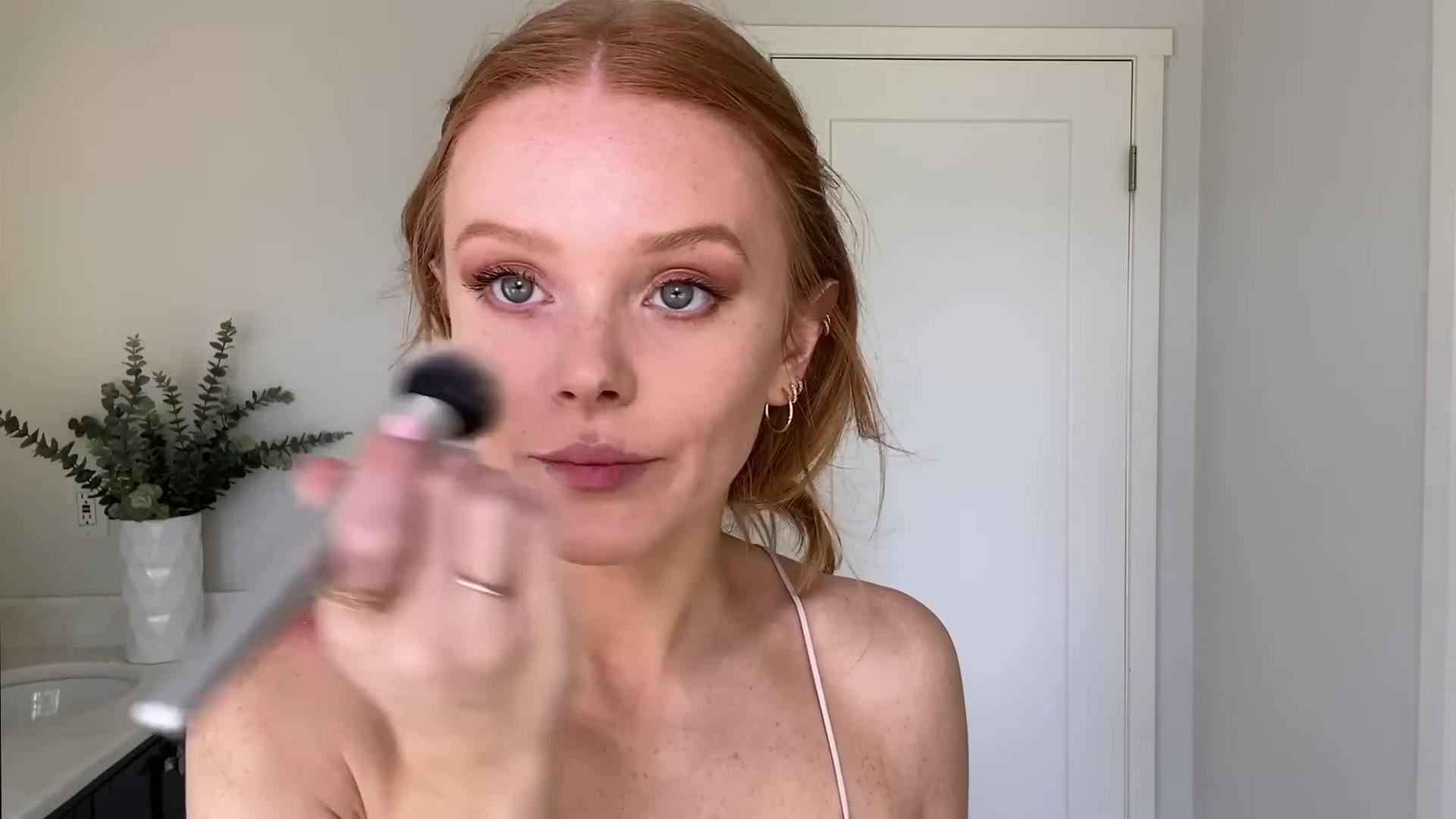 Abigail_EffortlessRedLipGuideRedHairedBeauty_Vogue21_1670.jpg