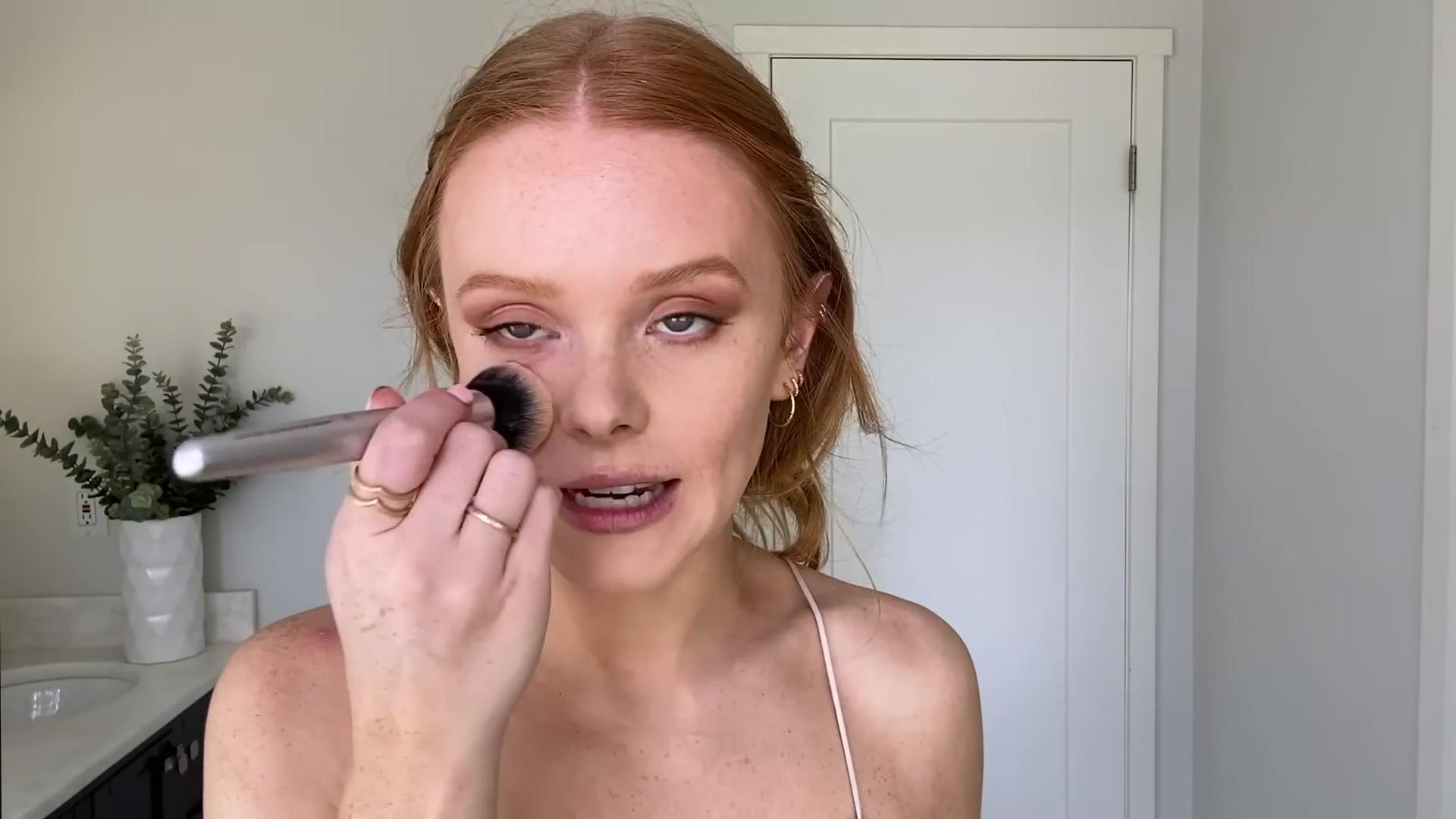 Abigail_EffortlessRedLipGuideRedHairedBeauty_Vogue21_1708.jpg