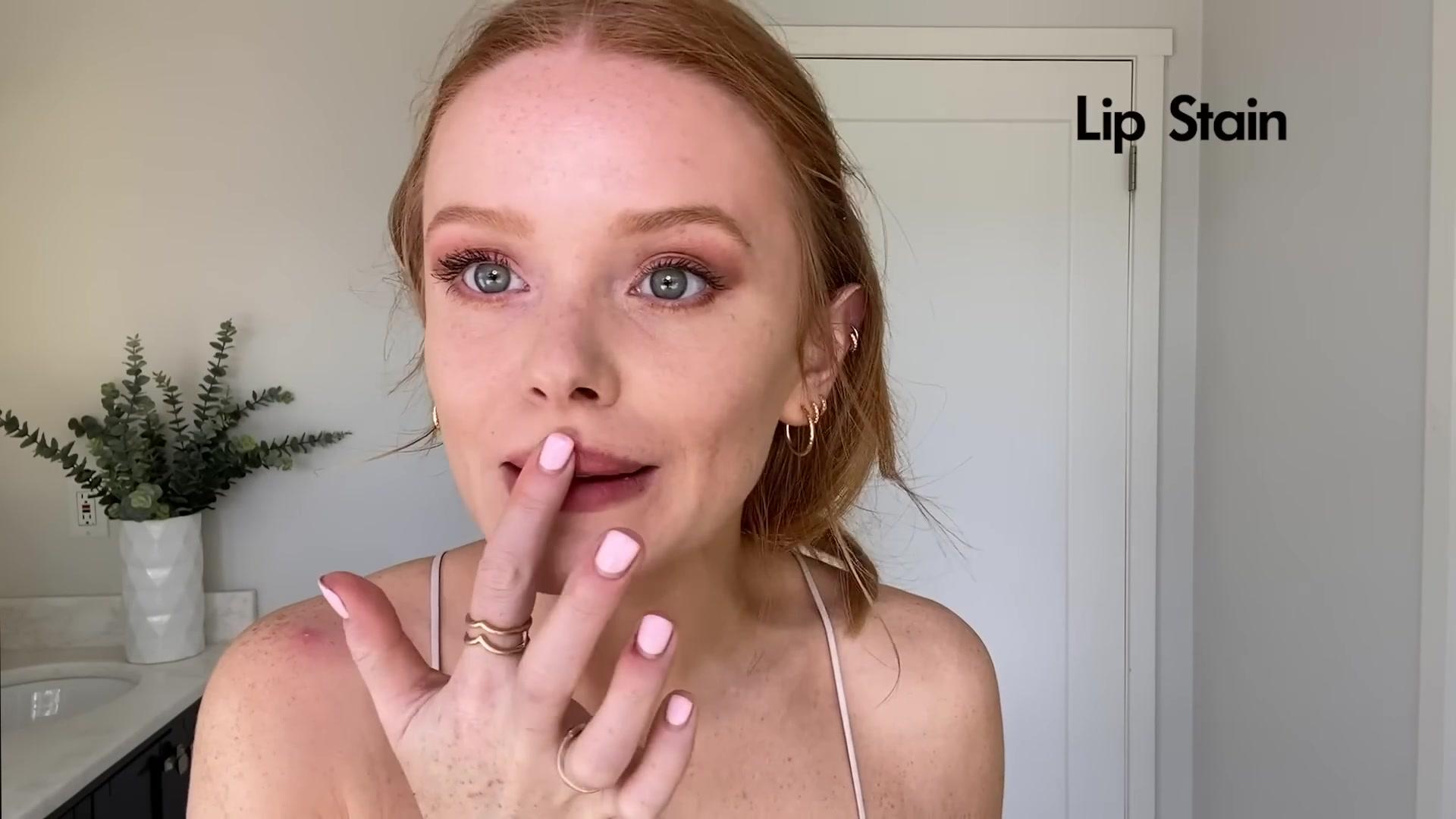 Abigail_EffortlessRedLipGuideRedHairedBeauty_Vogue21_1780.jpg