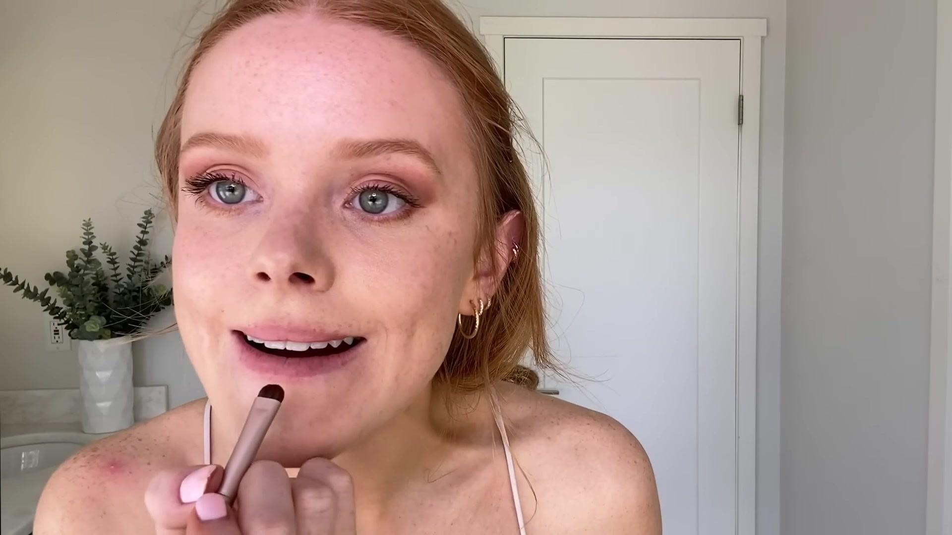Abigail_EffortlessRedLipGuideRedHairedBeauty_Vogue21_1927.jpg