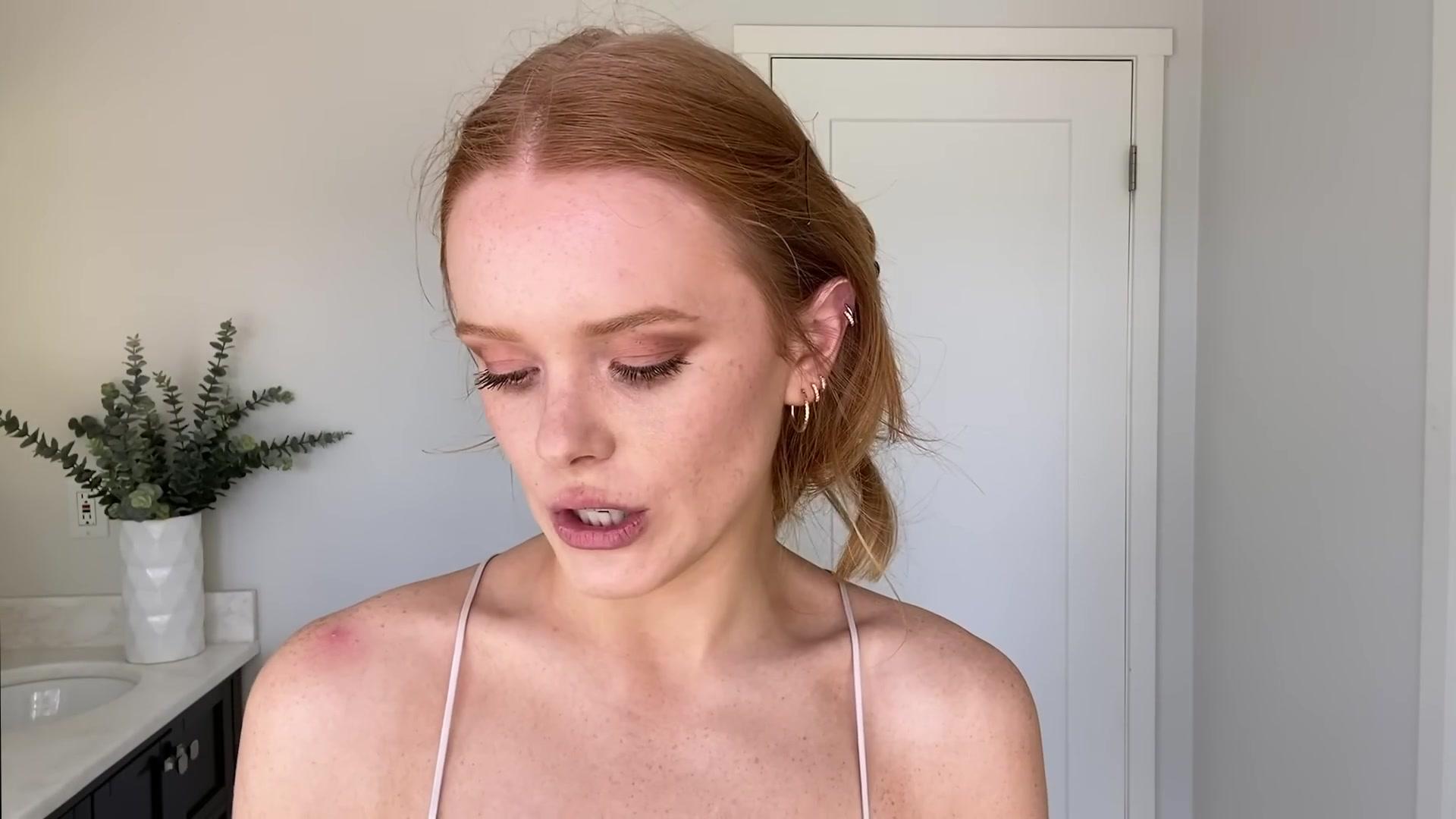 Abigail_EffortlessRedLipGuideRedHairedBeauty_Vogue21_1944.jpg