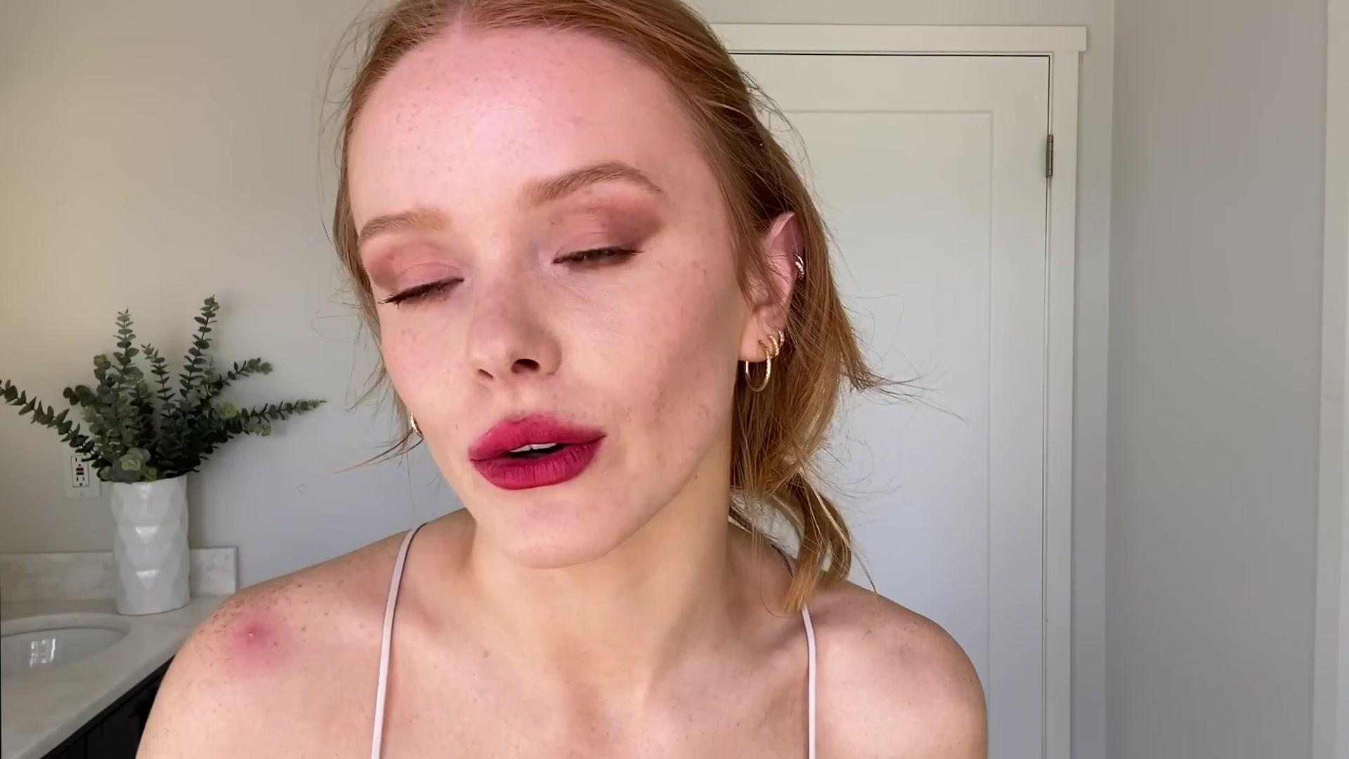 Abigail_EffortlessRedLipGuideRedHairedBeauty_Vogue21_2006.jpg