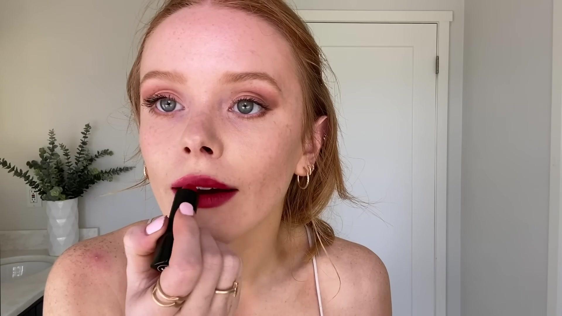 Abigail_EffortlessRedLipGuideRedHairedBeauty_Vogue21_2009.jpg