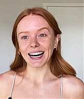 Abigail_EffortlessRedLipGuideRedHairedBeauty_Vogue21_0044.jpg