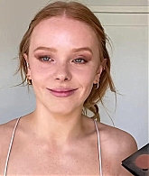 Abigail_EffortlessRedLipGuideRedHairedBeauty_Vogue21_1626.jpg