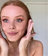 Abigail_EffortlessRedLipGuideRedHairedBeauty_Vogue21_1860.jpg