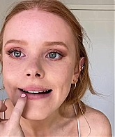 Abigail_EffortlessRedLipGuideRedHairedBeauty_Vogue21_1911.jpg