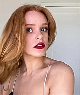 Abigail_EffortlessRedLipGuideRedHairedBeauty_Vogue21_2068.jpg