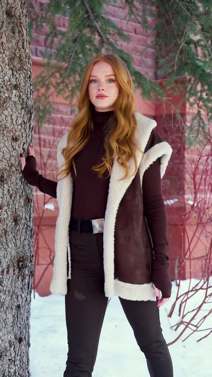 REVOLVE_Shoot23_09.jpg